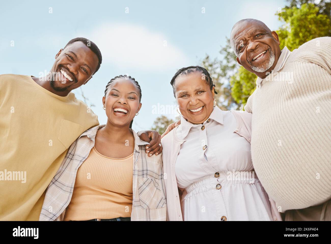 Je ne vous ai pas simplement épousé, je me suis marié dans une belle famille. un couple passant du temps à l'extérieur avec leurs parents. Banque D'Images