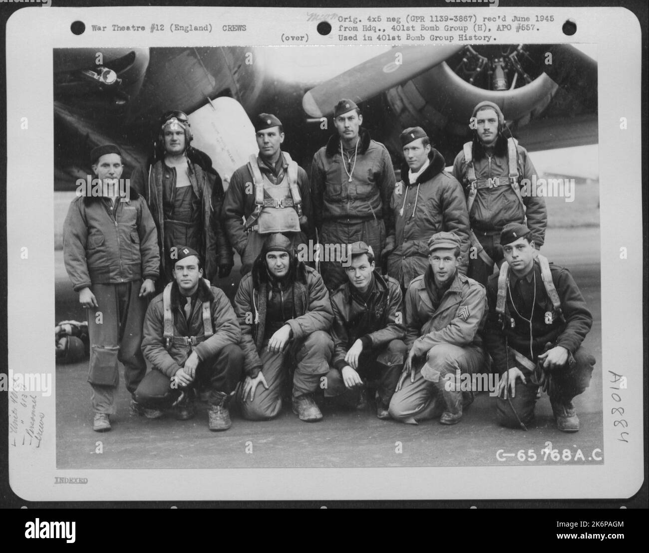 Capitaine Cushman et équipage du 613th Bomb Squadron, 401St Bomb Group, devant Un Boeing B1-7 'Forteresse volante' dans une base aérienne 8th en Angleterre, le 23 octobre 1944. Banque D'Images