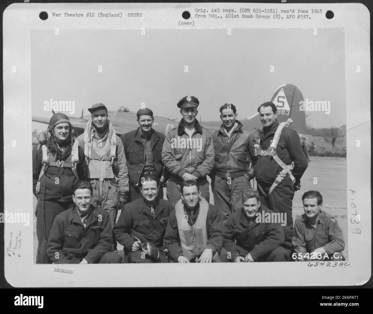 Le colonel William T. Seawell et l'équipage du groupe Bomb 401St à côté D'Un Boeing B-17 « Forteresse volante » dans une base aérienne de 8th en Angleterre, le 10 mai 1945. Banque D'Images