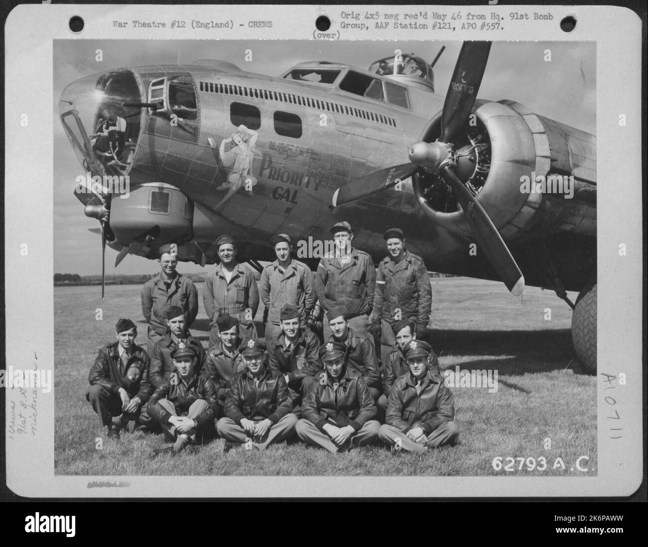 Équipe de combat du 91st Bomb Group, 8th Air Force, à côté du Boeing B-17 'Forteresse volante' 'Priority Gal'. Angleterre. Banque D'Images