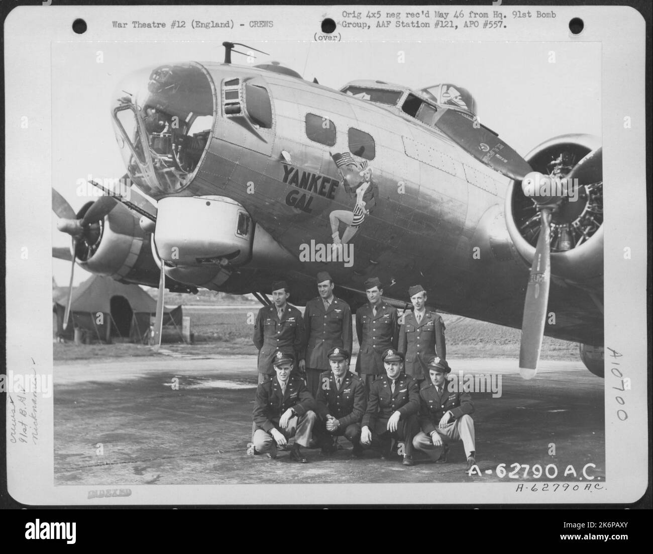 Équipe de combat du 91st Bomb Group, 8th Air Force, à côté du Boeing B-17 'Flying Fortress' 'Yankee gal'. Angleterre. Banque D'Images