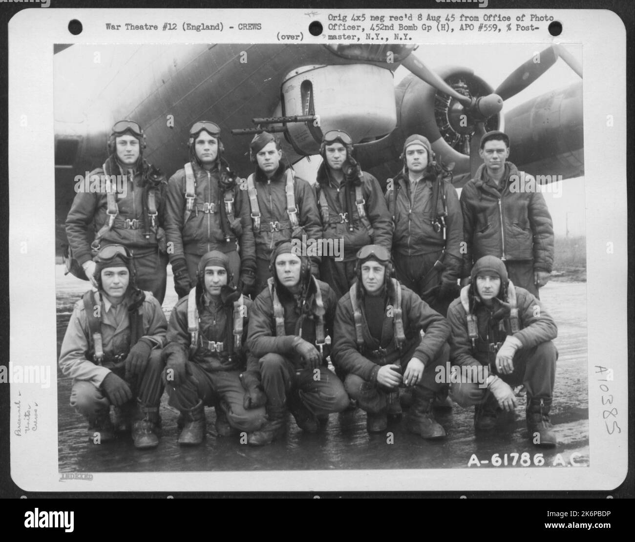 Le lieutenant Sparks et l'équipage du groupe Bomb 452nd à côté D'Un ...