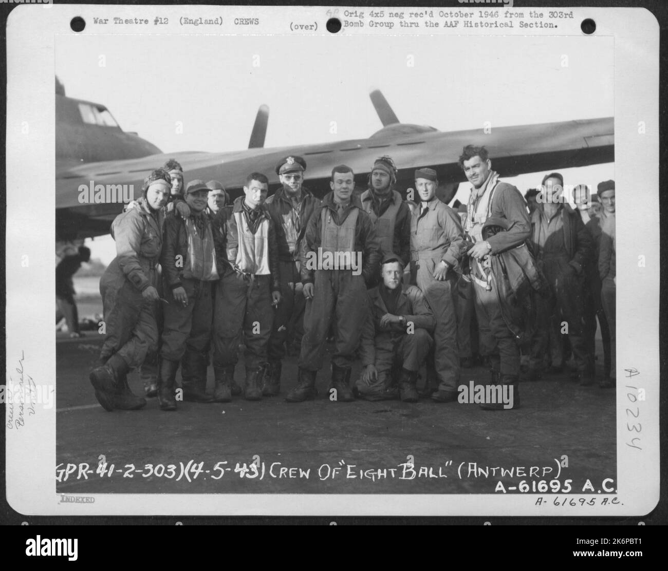 Clark Gable avec l'équipage du Boeing B-17 'Flying Fortress' 'Eight ball' équipe de chef sur la mission de bombardement à Anvers, en Belgique, pose à côté de l'avion. 303rd Bomb Group, Angleterre. 4 mai 1943. Banque D'Images