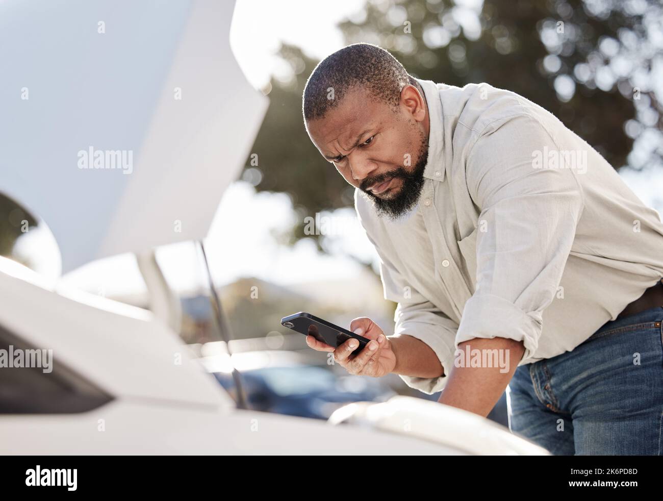 Vous pouvez toujours modifier un grand plan. un homme mature coincé avec sa voiture à l'extérieur. Banque D'Images