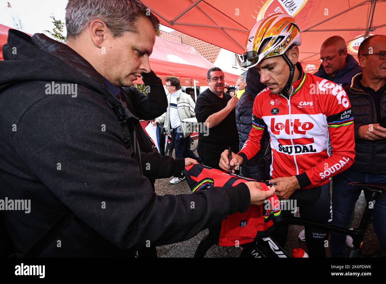 Valkenburg, pays-Bas. 15th octobre 2022. Le Belge Philippe Gilbert de Lotto Soudal photographié avec des fans après la présentation d'un livre sur la carrière du cycliste belge Philippe Gilbert, avant l'événement cycliste d'une journée appelé Phils Last Ride, un événement où le cycliste belge Philippe Gilbert prendra sa dernière course cycliste, à Valkenburg, Pays-Bas, samedi 15 octobre 2022. Le critère durera une heure et aura lieu avec le début et la fin sur le Cauberg. PHOTO DE BELGA DAVID STOCKMAN crédit: Belga News Agency/Alay Live News Banque D'Images