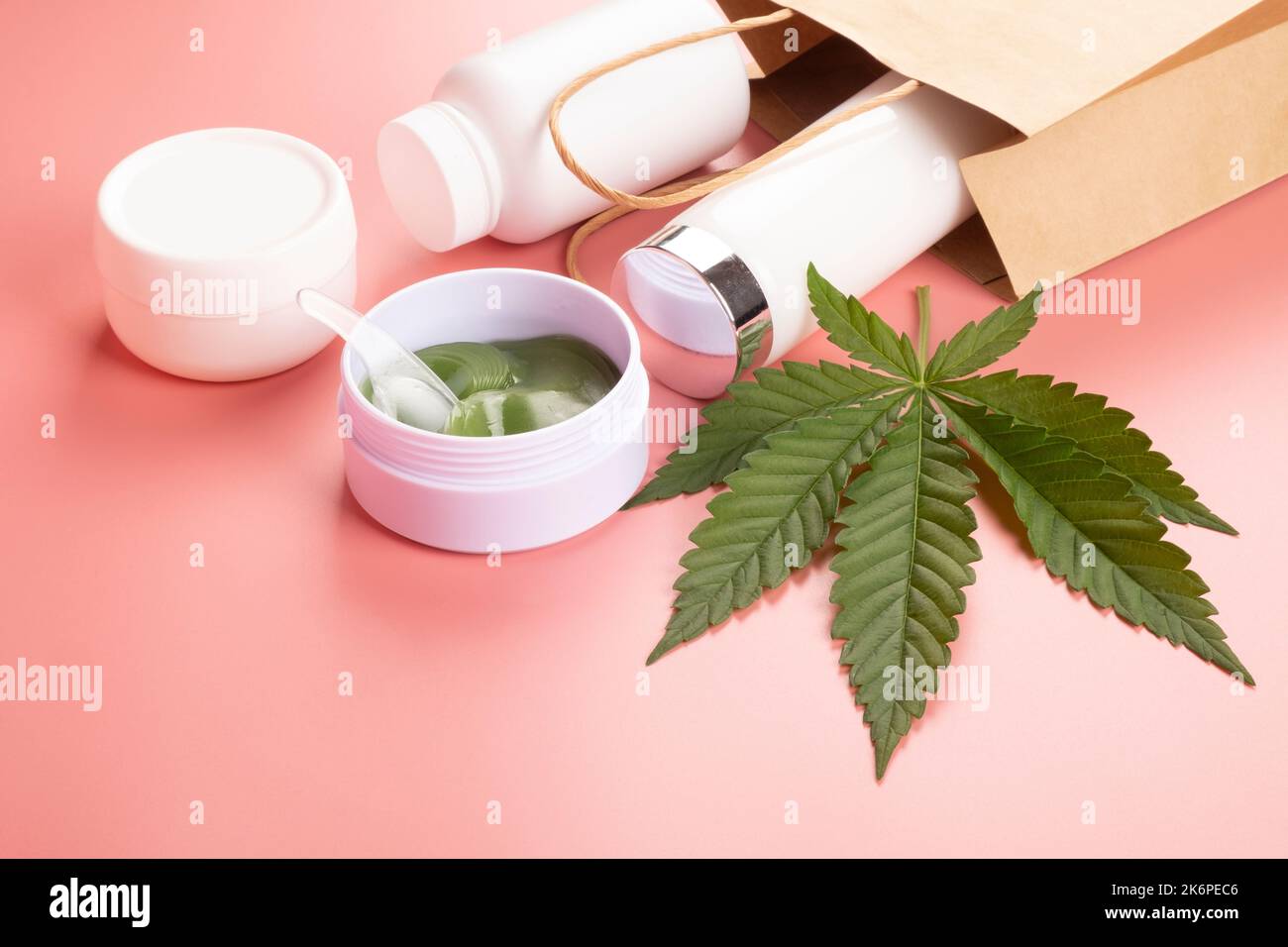kit de soins cosmétiques pour la peau et feuille verte de marijuana. Banque D'Images