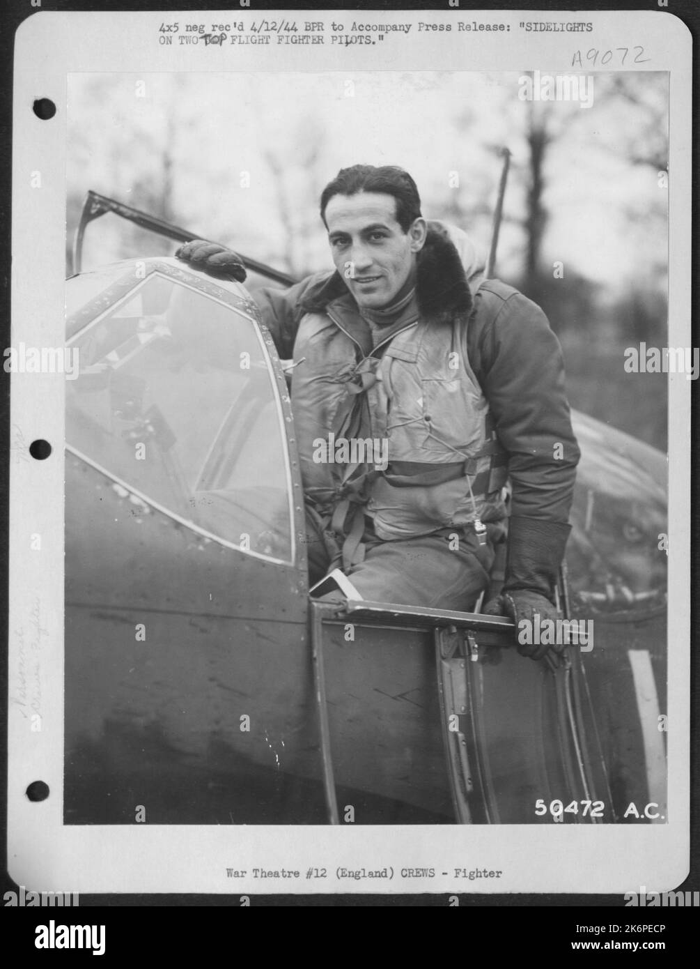 Le capitaine Don S. Gentile quitte le poste de pilotage de son Mustang P-51 nord-américain après avoir frappé son avion ennemi de 21st. Gentile, du 539, rue Wayne, Piqua a 23 ans. À partir de 1 avril 1944, il avait un record de 22 avions à son crédit, et était en cours d'exécution Banque D'Images