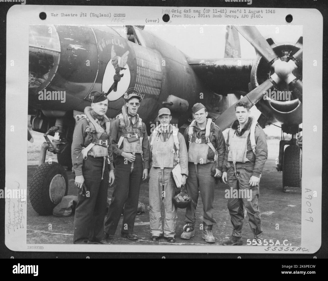 Le lieutenant Gatlin et l'équipage du 575th Bomb Squadron posent à côté du Martin B-26 Marauder 'FIFINELLA'. 391st Bomb Group, Angleterre, 20 août 1944. Banque D'Images