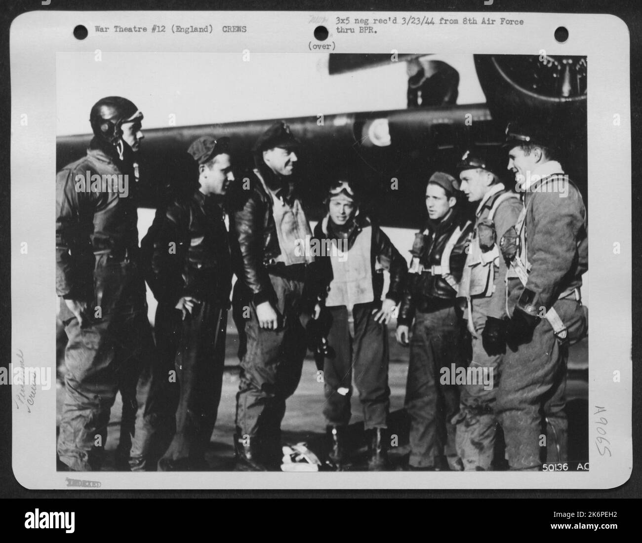 ANGLETERRE-de gauche à droite : Sgt W.E. Tucker, Houston, Texas, tireur de queue; S/Sgt. VALEUR Elkins de Jonesville, Virginie, tireur à la taille gauche; 1st Lt. Arthur W. Mack de 45-50 161st St., Flushing, long Island, N.Y., pilote; 1st Lt. B.J. McGuire, Heber City, Utah Banque D'Images