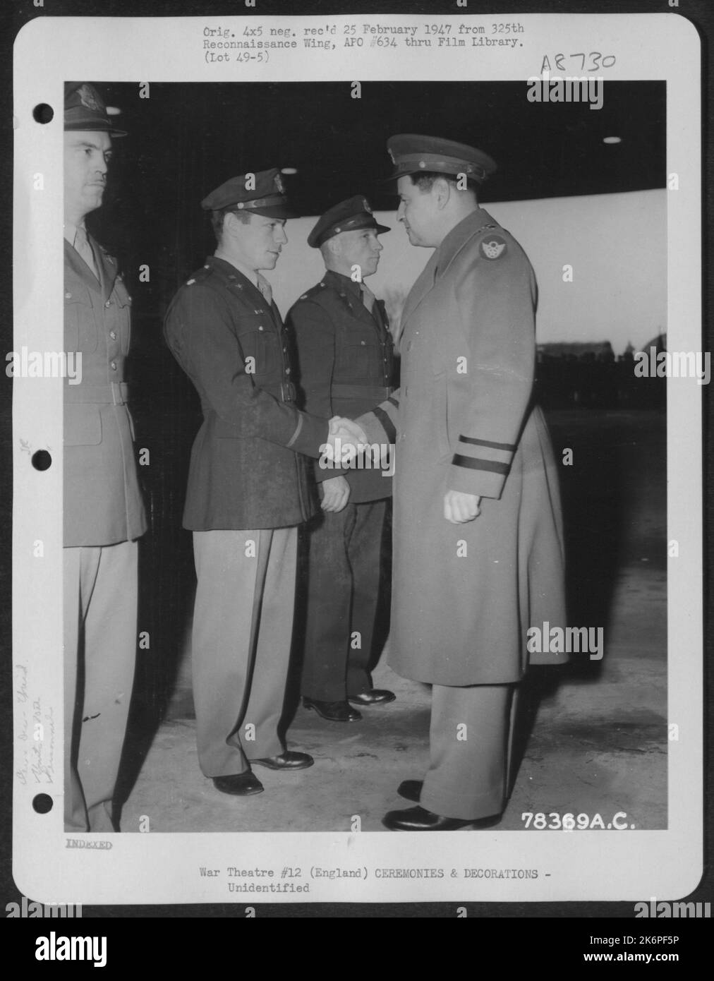 Le général de division Curtis E. Lemay félicite Un membre du Groupe de la bombe de 380th après lui avoir remis un prix lors D'Une cérémonie quelque part en Angleterre. 2 avril 1944. Banque D'Images