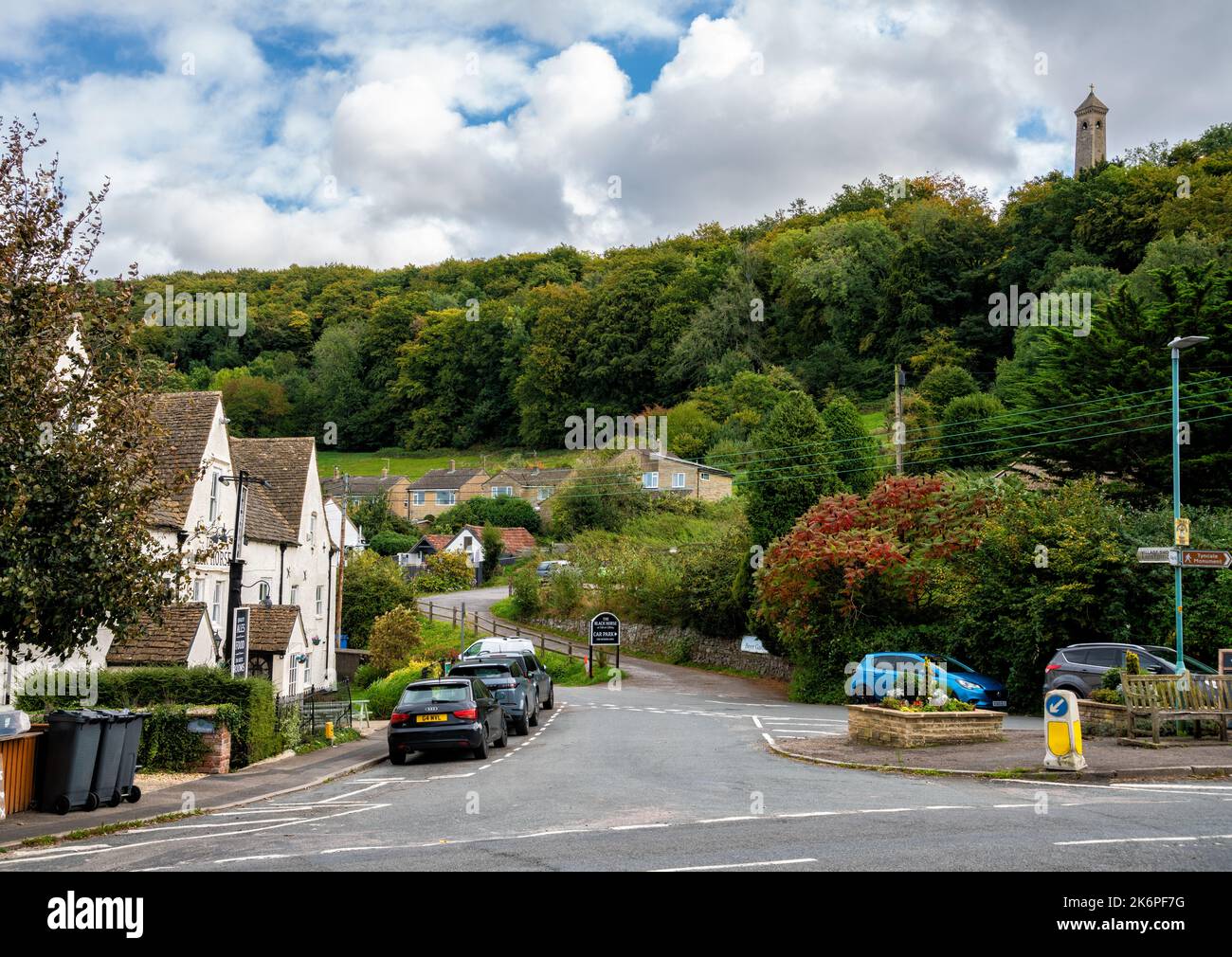 Le village de Cotswold de North Nibley montrant la maison publique de Black Horse et sur la colline, le monument de Tyndale, Gloucestershire, Angleterre, United King Banque D'Images