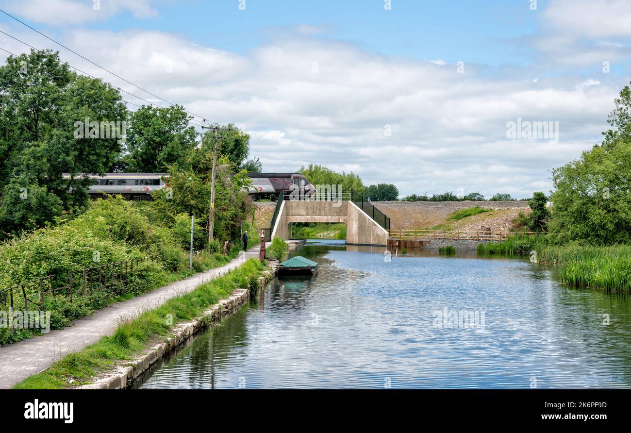 Train traversant le nouveau pont ferroviaire à Ocean sur le canal Stroudwater, Stonehouse, Stroud, Royaume-Uni Banque D'Images