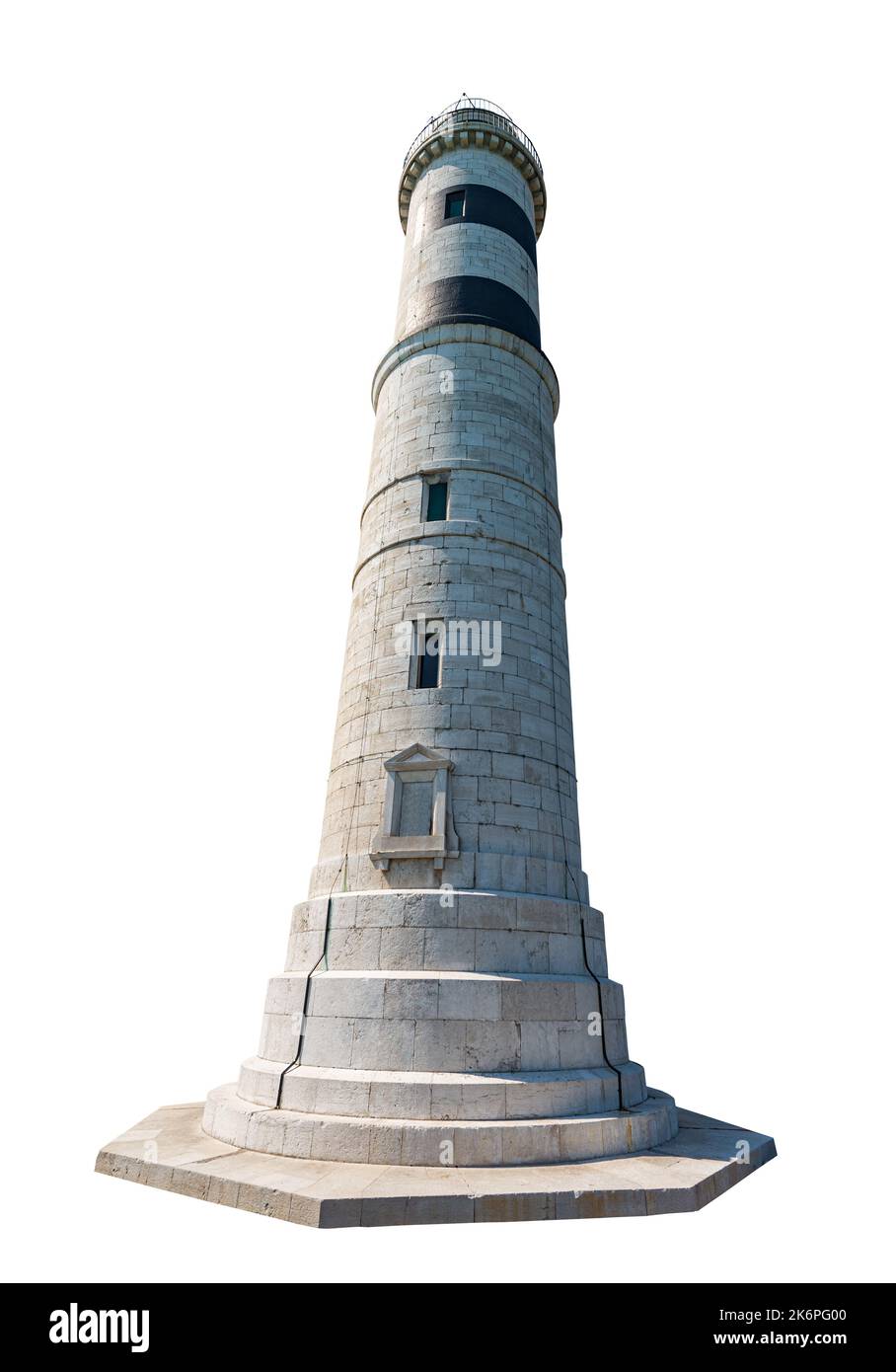 Phare ancien en pierre blanche isolé sur fond blanc. Île de Murano, Punta Faro, lagune de Venise, Vénétie, Italie, Europe. Banque D'Images