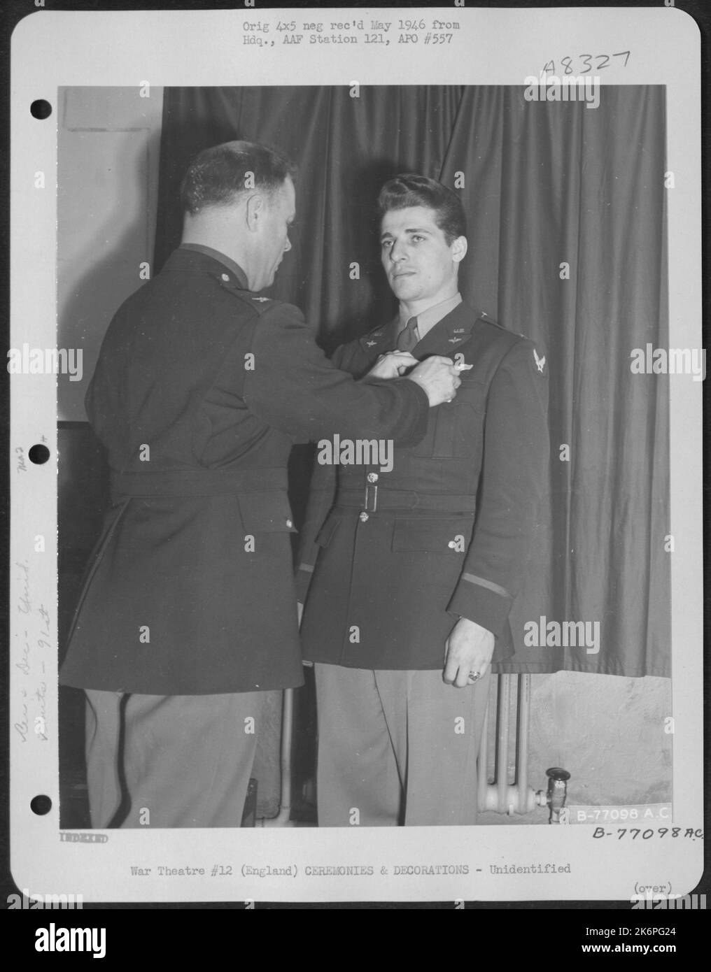 Un membre du groupe Bomb 91st reçoit un prix lors D'Une cérémonie à une base aérienne en Angleterre. 8 avril 1943. Banque D'Images