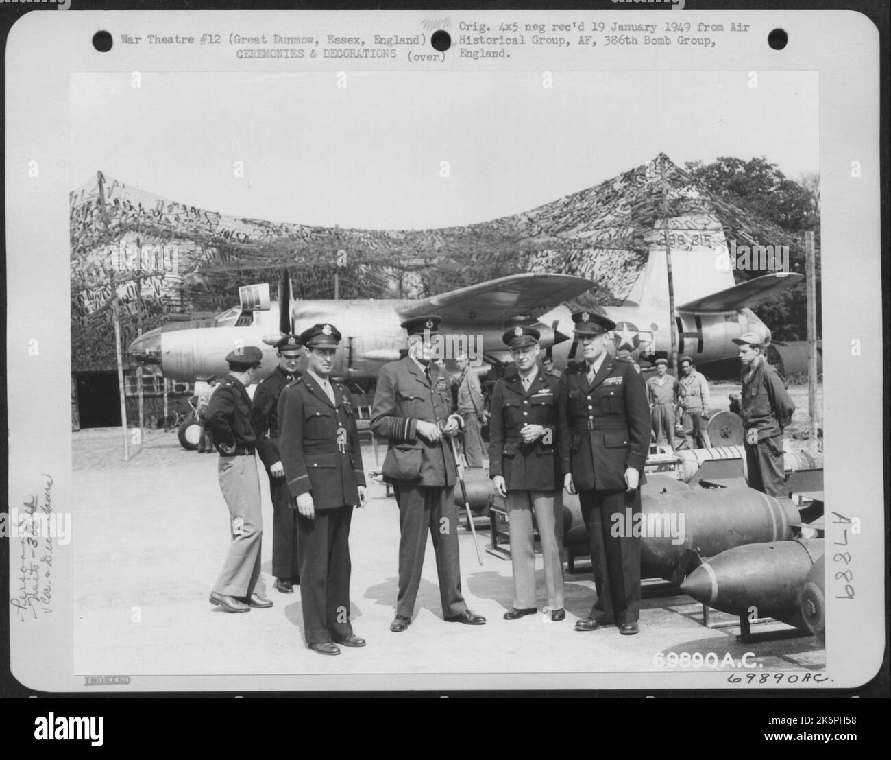 Lord Trenchard, Père de la Raf, chas avec des officiers américains lors d'une visite d'inspection de la base de groupes de bombes 386th à Great Dunmow, Essex, Angleterre, le 12 mai 1944. Banque D'Images