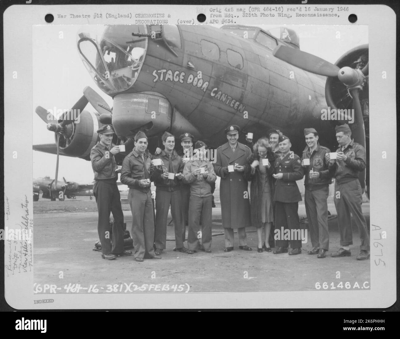 Actrice Ann Neagle, Brig. Le général William M. Gross, 1st, aile de combat (à sa droite) le lieutenant-colonel Conway Hall, commandant du groupe de bombardier 381st (à sa gauche), et l'équipage de la « Forteresse volante » font un toast au Boeing B-17 « Stage Door Canteen » après COM Banque D'Images