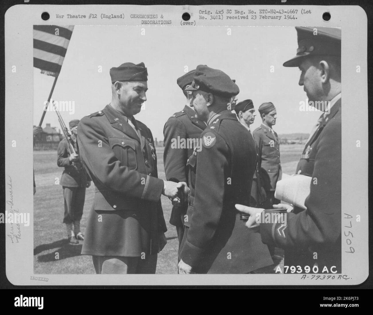 Le major Allen G. Russell, N. Hollywood, en Californie, reçoit le DFC du major général Henry J.F. Miller, CG, huit Commandement du Service de la Force aérienne. Aéroport de Hendon, Angleterre. Juin 1943. Banque D'Images