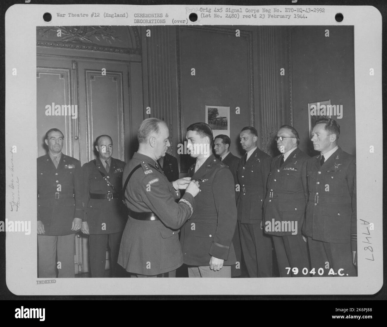 Le général Wladyslaw Sikorski de l'armée polonaise présente la Croix de galanterie polonaise au capitaine Francis S. Gabreski de Oil City, en Pennsylvanie. Le capitaine Gabreski, un officier américain de Descent polonais, a servi une partie du temps au sein de la Force aérienne polonaise. Londres, Anglais Banque D'Images