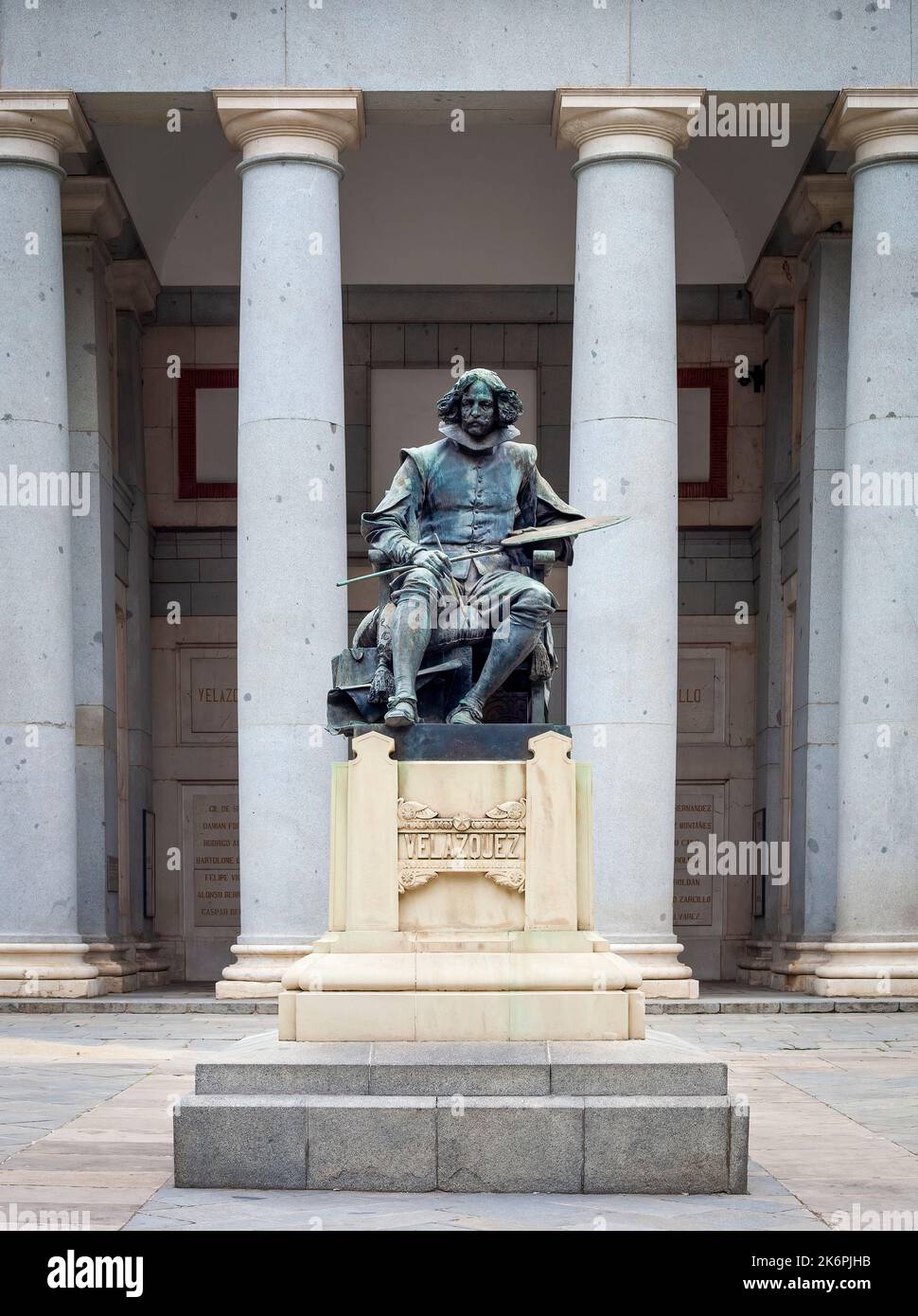 Editorial Malaga, Espagne - 29 septembre 2022 : la statue de Velázquez devant la porte principale du Musée du Prado, dédiée à Diego de Velázquez. Banque D'Images