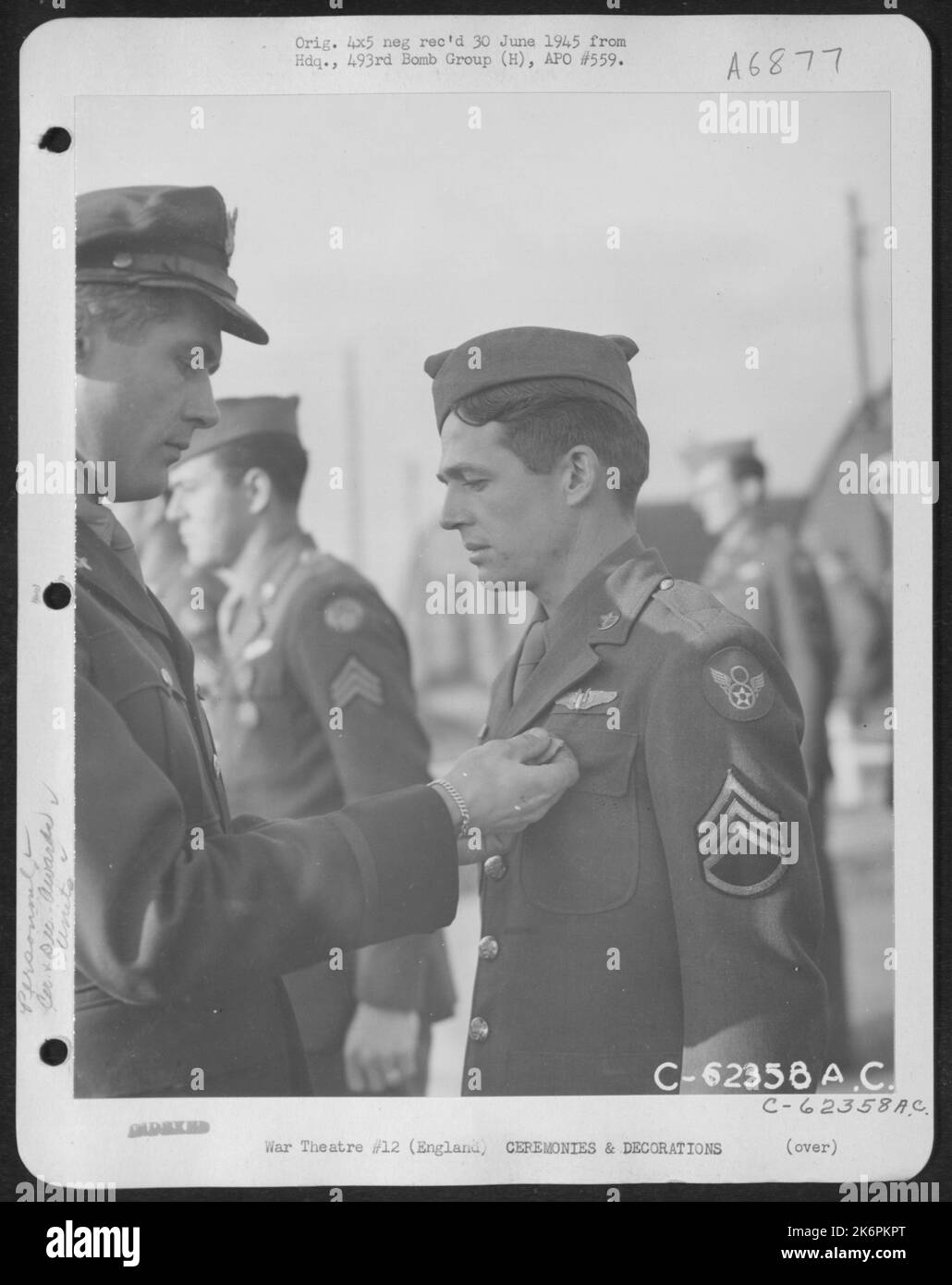 Remise de la médaille au S/Sgt. G. R. Preston du 493Rd Bomb Group, 3rd Bomb Division, 8th Air Force. Angleterre, le 16 mars 1945. Banque D'Images
