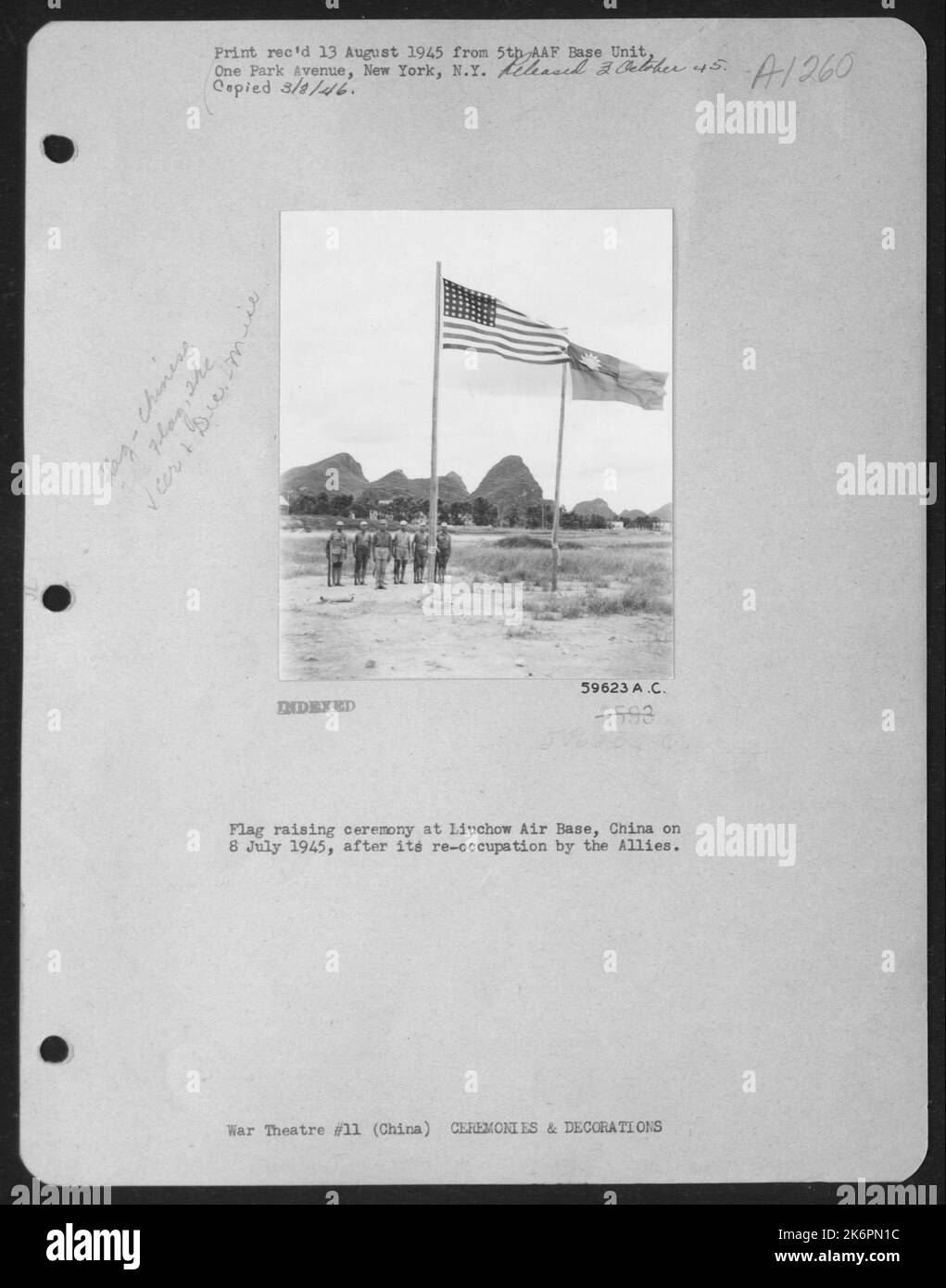 Cérémonie de levée de drapeau à la base aérienne de Liuchow, en Chine, le 8 juillet 1945, après sa réoccupation par les alliés. Banque D'Images