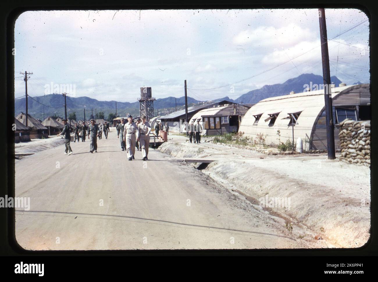 Une zone de cantonnement militaire à une base aérienne non identifiée en Corée. Des soldats sont montrés en marchant le long de la route. Banque D'Images