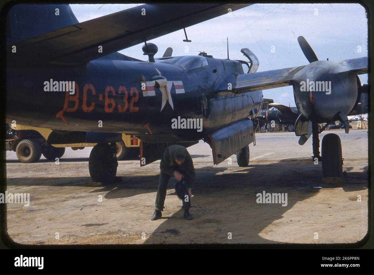 Un homme d'équipage d'air tenant un objet non identifiable près du côté droit de la queue d'un envahisseur Douglas RB-26C. Un homme d'équipage d'air tenant un objet non identifiable près du côté droit de la queue d'un envahisseur Douglas RB-26C. Banque D'Images