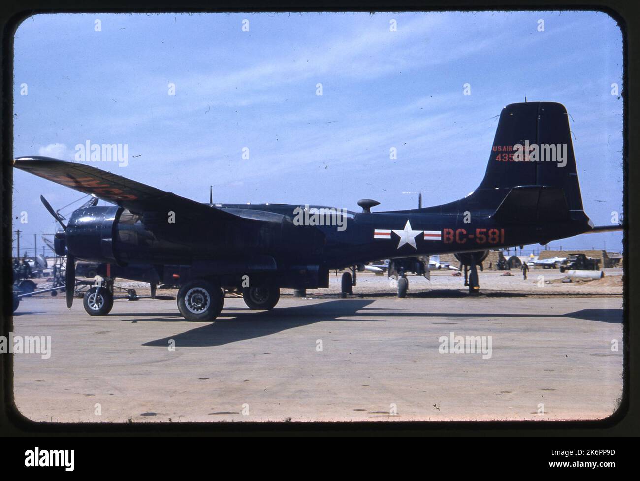 Vue arrière de trois quarts gauche d'un Douglas RB-26C (n/s 44-35581; n/s 28860) remorqué. Vue arrière de trois quarts gauche d'un Douglas RB-26C (n/s 44-35581; n/s 28860) remorqué. Banque D'Images