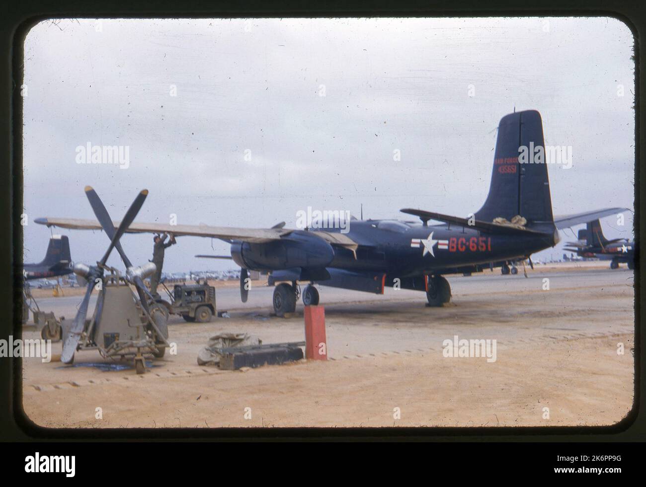 Vue arrière gauche de trois quarts d'un envahisseur Douglas RB-26C (n/s 44-35651; n/c 28930) qui reçoit son aile sous la direction d'un homme d'entretien debout sur une jeep. Vue arrière gauche de trois quarts d'un envahisseur Douglas RB-26C (n/s 44-35651; n/c 28930) qui reçoit son aile sous la direction d'un homme d'entretien debout sur une jeep. Banque D'Images