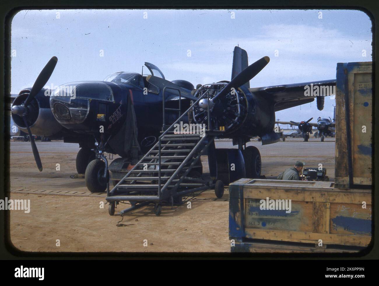 Vue de trois quarts avant gauche d'un envahisseur Douglas RB-26C, surnommé « Sweet Elsie » peint sur le nez, au sol. L'escalier d'entretien se trouve devant le moteur gauche. Vue de trois quarts avant gauche d'un envahisseur Douglas RB-26C, surnommé « Sweet Elsie » peint sur le nez, au sol. L'escalier d'entretien se trouve devant le moteur gauche. Banque D'Images