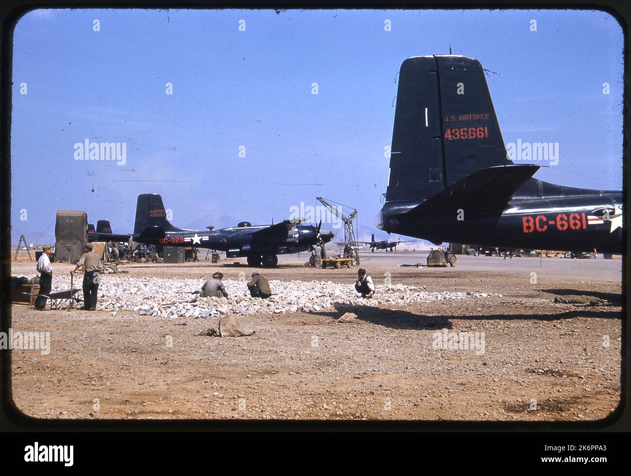 Vue du côté droit d'une ligne d'envahisseurs Douglas RB-26C en cours d'entretien. Deux numéros de série visibles : (n° de série 44-35661; n° de série 28940) et (n° de série 44-35323; n° de série 28602). Vue du côté droit d'une ligne d'envahisseurs Douglas RB-26C en cours d'entretien. Deux numéros de série visibles : (n° de série 44-35661; n° de série 28940) et (n° de série 44-35323; n° de série 28602). Banque D'Images
