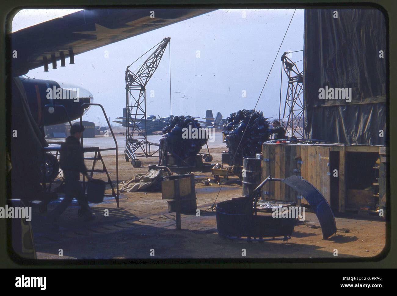 Deux moteurs d'un envahisseur Douglas RB-26C sont utilisés sous l'aile de l'avion. Deux moteurs d'un envahisseur Douglas RB-26C sont utilisés sous l'aile de l'avion. Banque D'Images