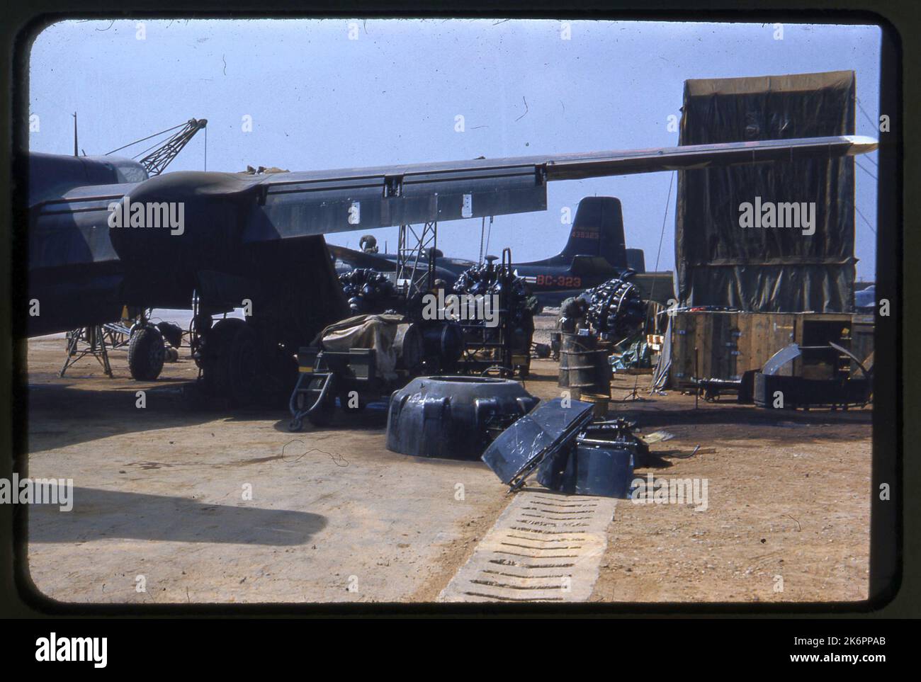Les réparateurs travaillent sur les deux moteurs d'un envahisseur Douglas RB-26C, qui ont été retirés de l'avion lui-même. En arrière-plan, la queue d'un RB-26C est visible (n/s 44-35323; n/c 28602). Les réparateurs travaillent sur les deux moteurs d'un envahisseur Douglas RB-26C, qui ont été retirés de l'avion lui-même. En arrière-plan, la queue d'un RB-26C est visible (n/s 44-35323; n/c 28602). Banque D'Images