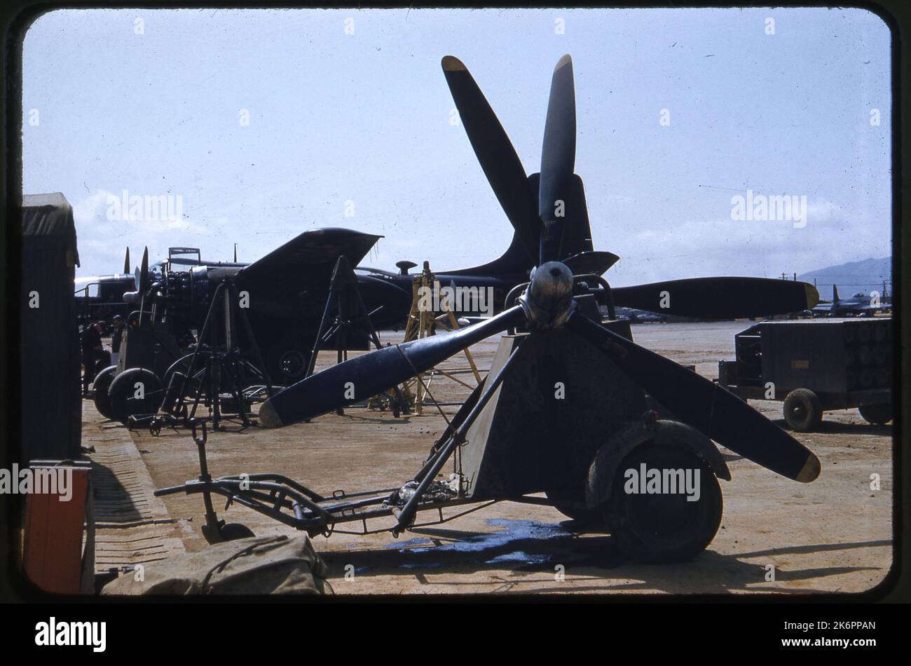 Hélices d'un envahisseur Douglas RB-26C assis sur un stand. En arrière-plan, un RB-26C est en cours de maintenance. Hélices d'un envahisseur Douglas RB-26C assis sur un stand. En arrière-plan, un RB-26C est en cours de maintenance. Banque D'Images