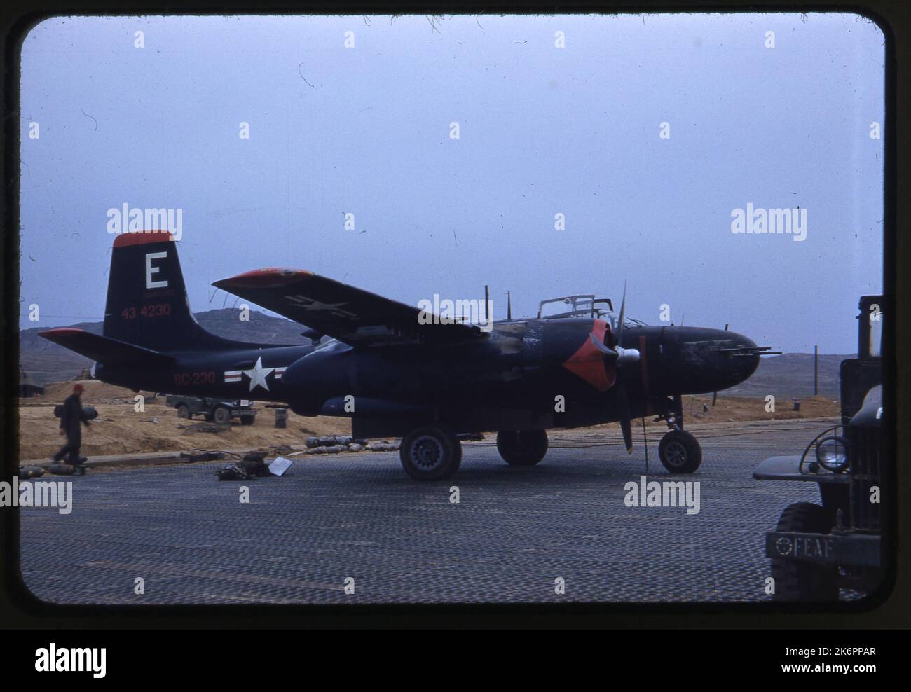 Vue du côté droit d'un envahisseur Douglas B-26B (n/s 44-34230; n/c 27509) à la fin de la piste d'atterrissage. Vue du côté droit d'un envahisseur Douglas B-26B (n/s 44-34230; n/c 27509) à la fin de la piste d'atterrissage. Banque D'Images