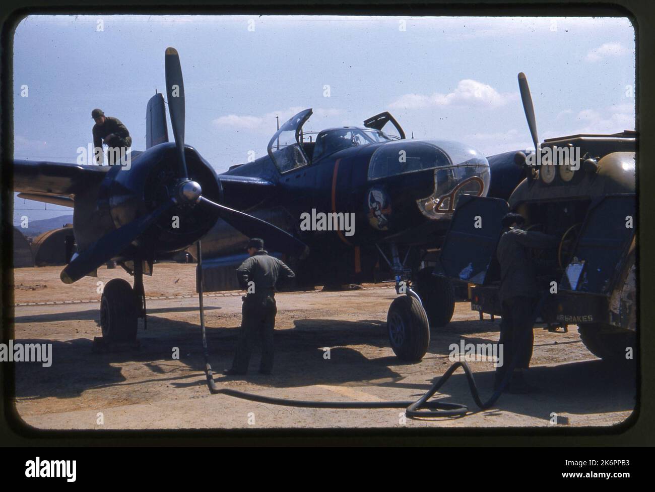 Vue avant d'un Invader Douglas RB-26C (n/s non visible) dont le moteur est contrôlé par l'équipe de maintenance. Art du nez visible, mais pas de surnom. Vue avant d'un Invader Douglas RB-26C (n/s non visible) dont le moteur est contrôlé par l'équipe de maintenance. Art du nez visible, mais pas de surnom. Banque D'Images