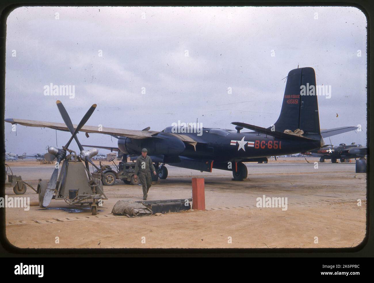 Vue arrière gauche de trois quarts d'un envahisseur Douglas RB-26C (n/s 44-35651; n/c 28930) au sol. L'équipement d'entretien est dispersé sur le sol. Vue arrière gauche de trois quarts d'un envahisseur Douglas RB-26C (n/s 44-35651; n/c 28930) au sol. L'équipement d'entretien est dispersé sur le sol. Banque D'Images