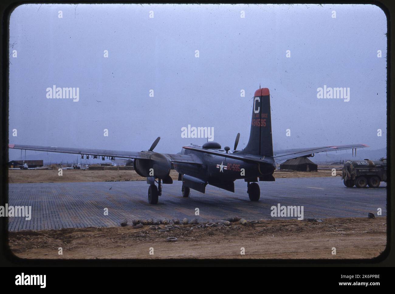 Vue arrière gauche de trois quarts d'un envahisseur Douglas RB-26C (n/s 44-34595; n/c 27874) à la fin de la piste d'atterrissage. Vue arrière gauche de trois quarts d'un envahisseur Douglas RB-26C (n/s 44-34595; n/c 27874) à la fin de la piste d'atterrissage. Banque D'Images