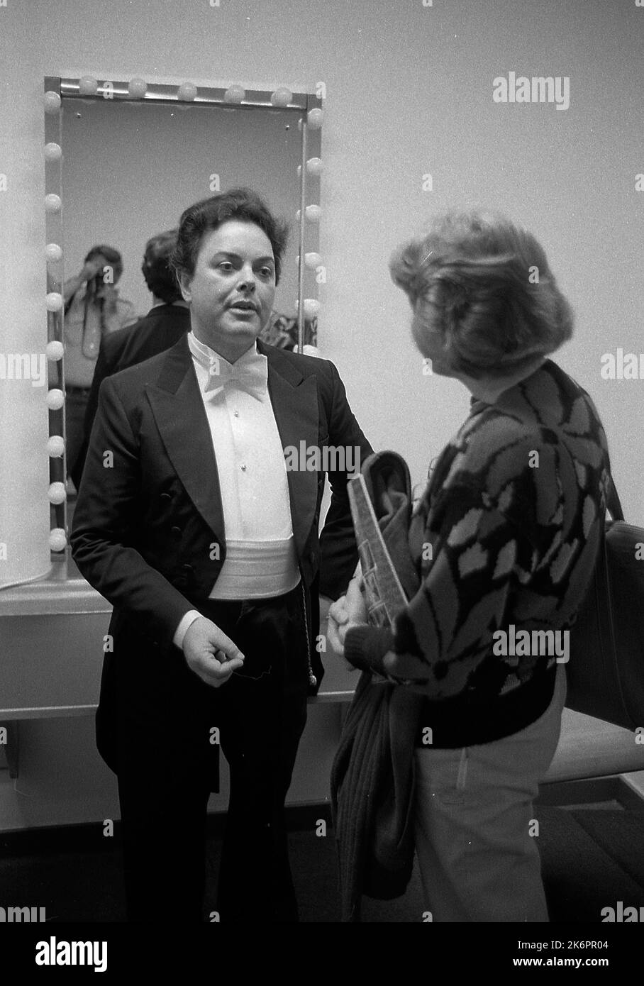 Bruno Leonardo Gelber, pianiste classique argentin avec fan, à son camerino lors d'un concert avec le London Symphony Orchestra, Londres, Angleterre, 1991 Banque D'Images