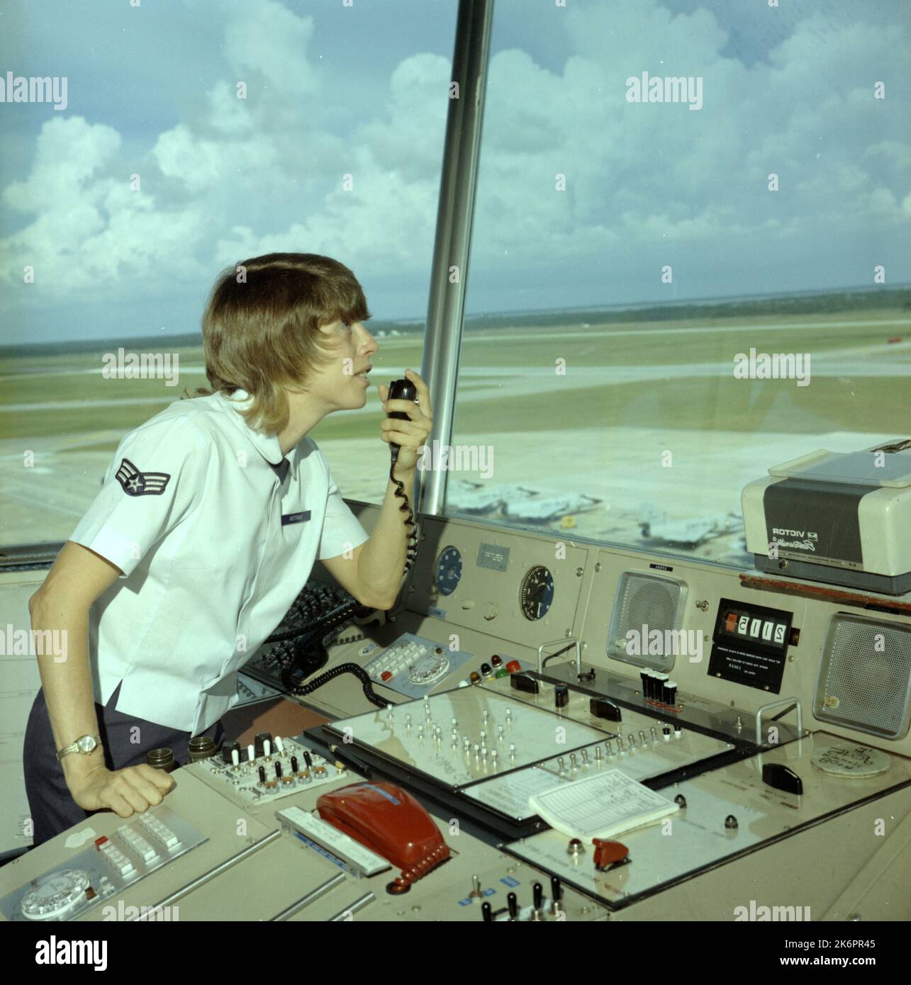 Contrôleur de trafic aérien. Contrôleur de trafic aérien. 'Tyndall AFB, FLA… un contrôleur de la circulation aérienne surveille les avions. Elle est affectée au 2021st e Escadron des communications, Commandement des systèmes de la Force aérienne. Photographe : Manuel A. Collaso Banque D'Images