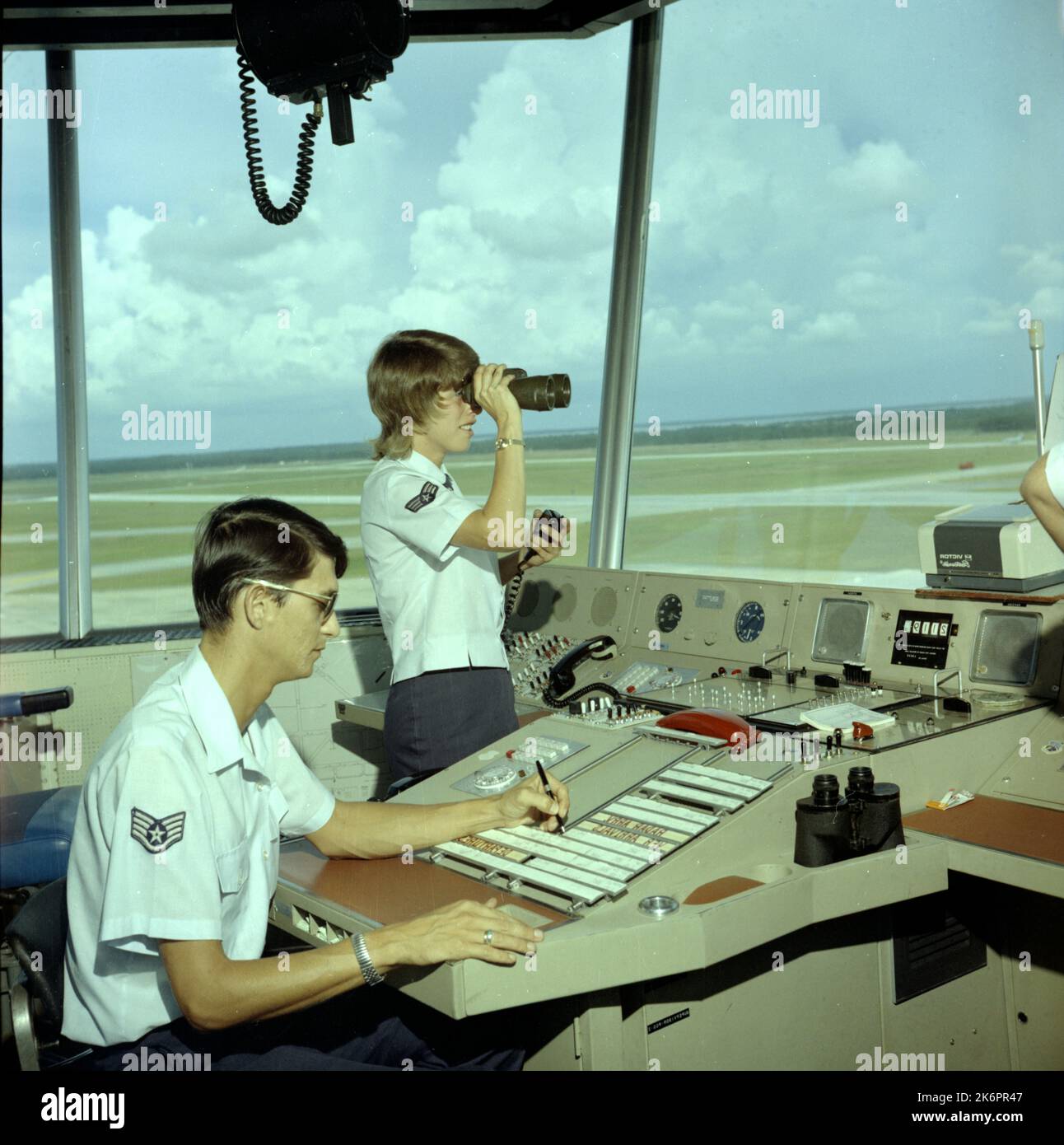 Contrôleurs de trafic aérien. Contrôleurs de trafic aérien. 'Tyndall AFB, FLA…un contrôleur de la circulation aérienne surveille l'atterrissage à travers des jumelles comme un autre enregistre l'avion entrant. Ils sont affectés au 2021st e Escadron de communication, Commandement des systèmes de la Force aérienne. Photographe : Manuel A. Collaso Banque D'Images