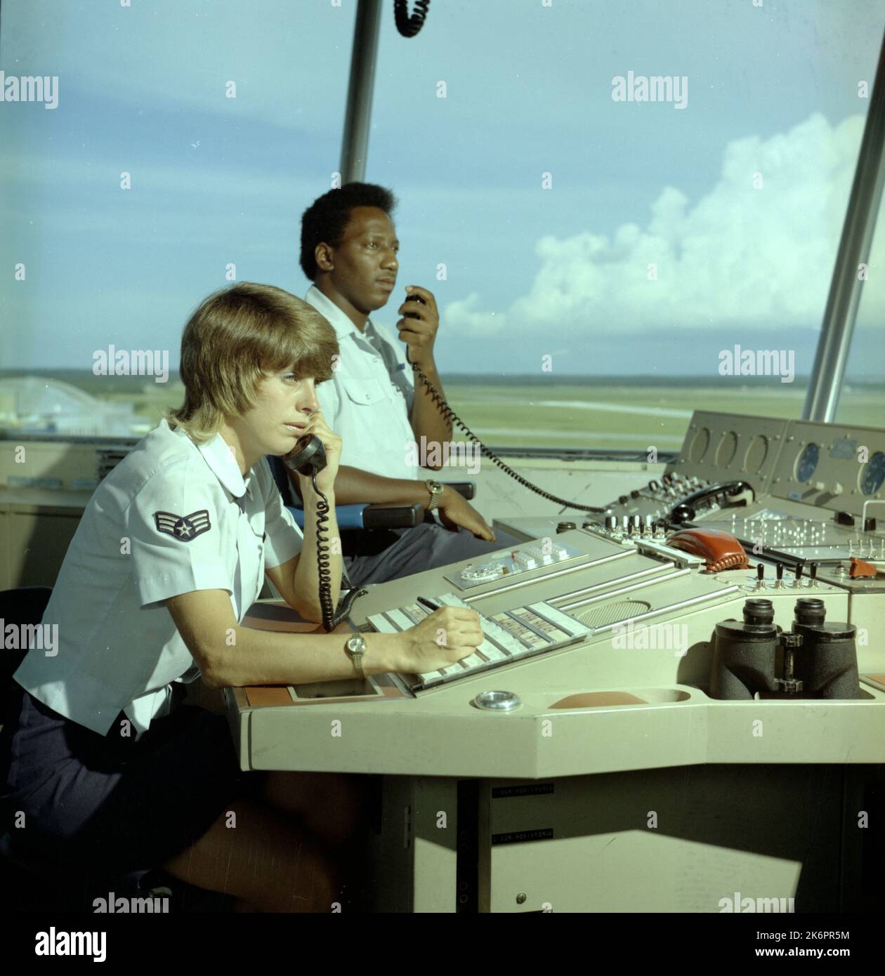 Contrôleurs de trafic aérien. Contrôleurs de trafic aérien. 'Tyndall AFB, FLA…un contrôleur de la circulation aérienne surveille les avions d'atterrissage comme un autre journal dans les avions entrants. Ils sont affectés au 2021st e Escadron de communication, Commandement des systèmes de la Force aérienne. Photographe : Manuel A. Collaso Banque D'Images