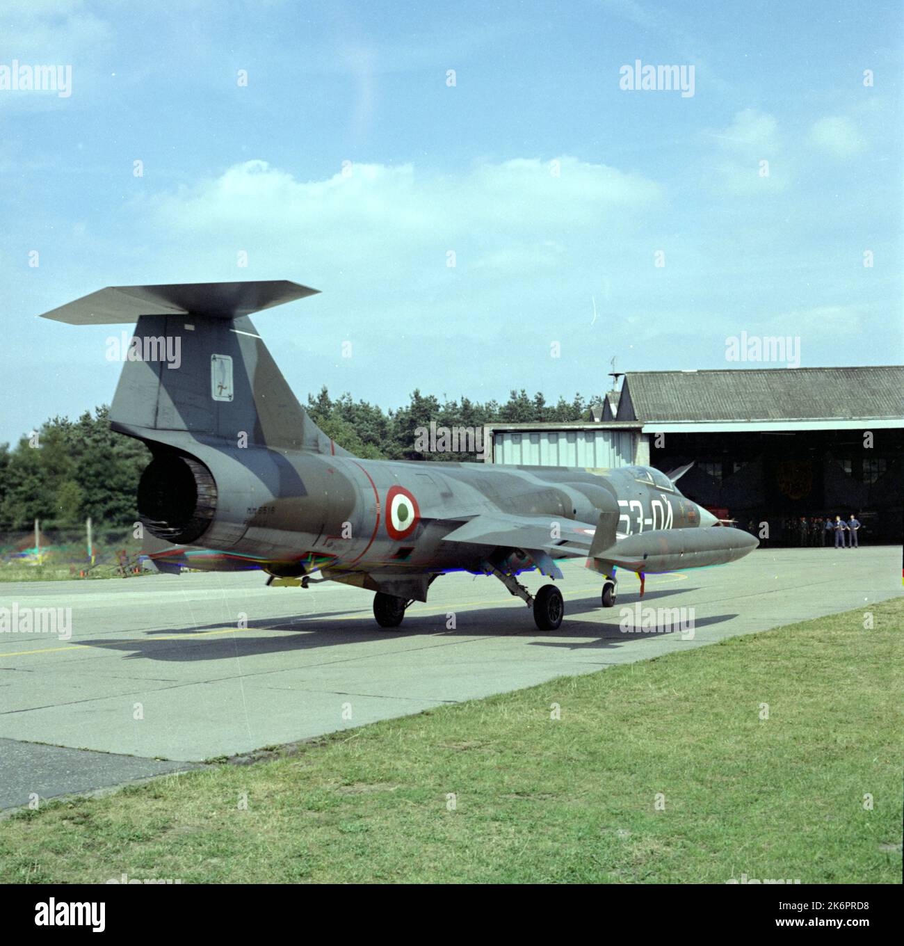 Vue avant droite d'un F-104g italien. Vue avant droite d'un F-104g italien. 'Kleine Brogel Airfield, Belgique…vue de face droite d'un F-104g italien après l'arrivée pour le Tigre de l'OTAN Meet '70, une compétition d'armes impliquant des escadrons de chasseurs des pays de l'OTAN qui portent le symbole du Tigre.' Photographe: Maître Sgt. H.D. Robinson Banque D'Images