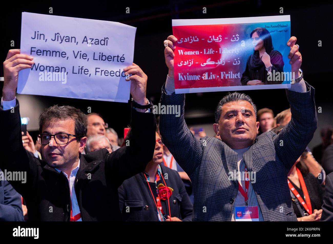 Berlin, Allemagne. 15th octobre 2022. Les invités du parti Komala du Kurdistan iranien ont des pancartes pour protester contre le gouvernement iranien lors du Congrès du Parti socialiste européen (PSE). Credit: Carsten Koall/dpa/Alay Live News Banque D'Images
