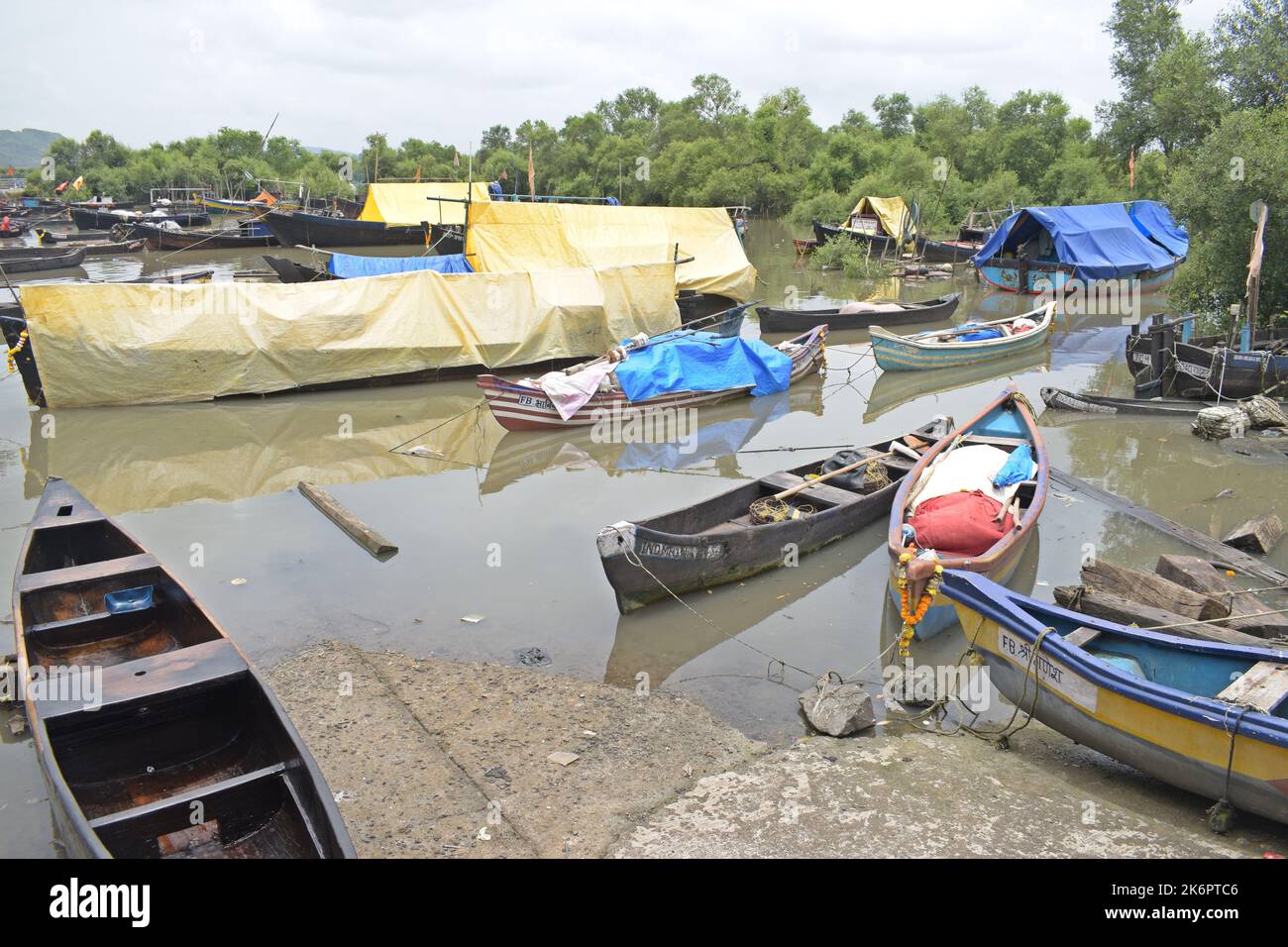 Bateau de pêche à Bombay Harbour , Bombay Mumbai , Maharashtra , Inde Banque D'Images