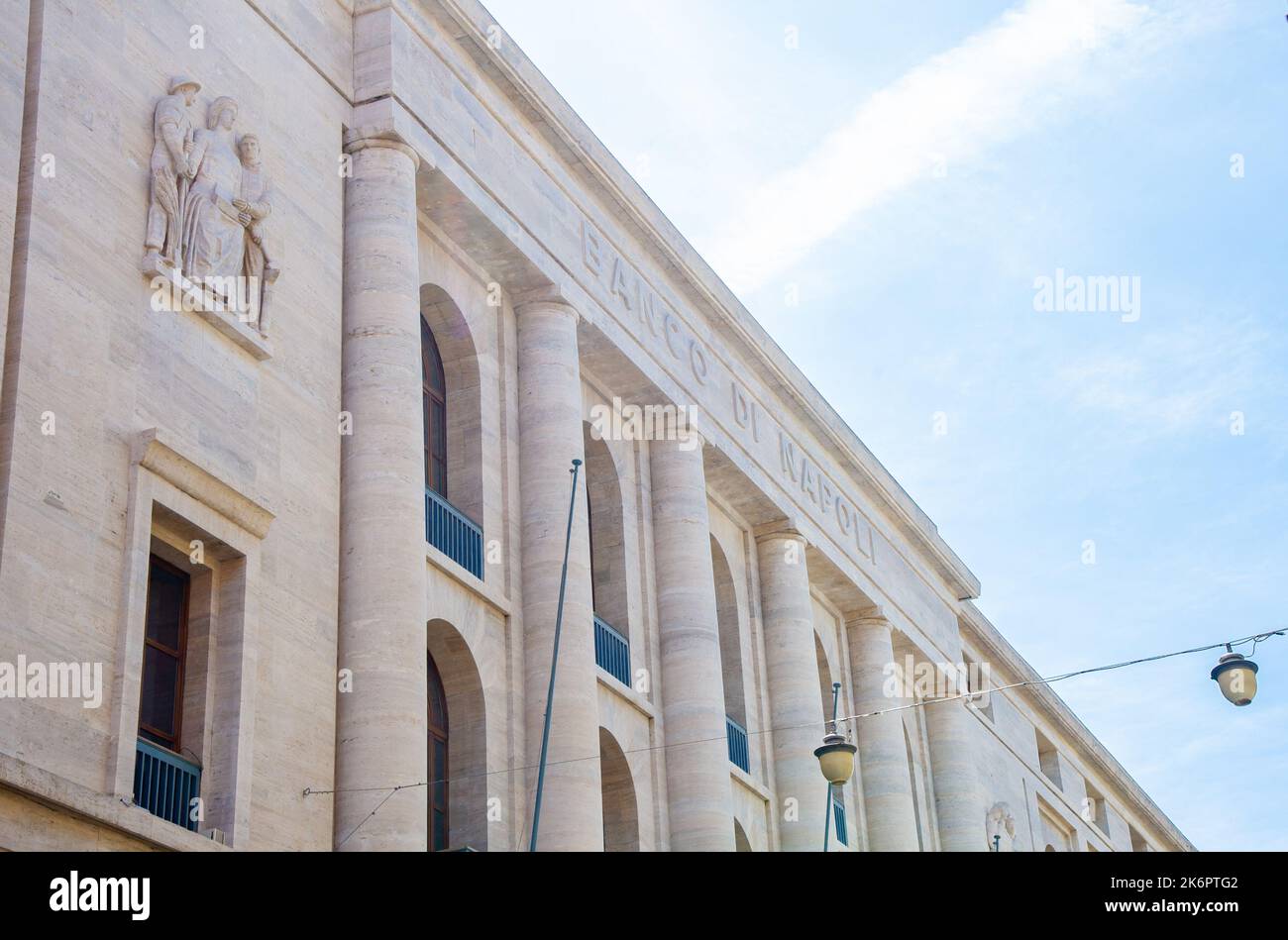 Avril - 22 2022- vue du bas de la banque de Naples sur fond bleu ciel Banque D'Images