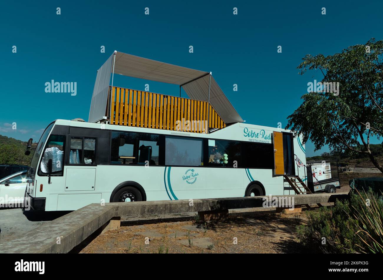 Bus snack Bar Sobre Rodas dans le barrage de Santa Clara à Odemira. Alentejo, Portugal Banque D'Images