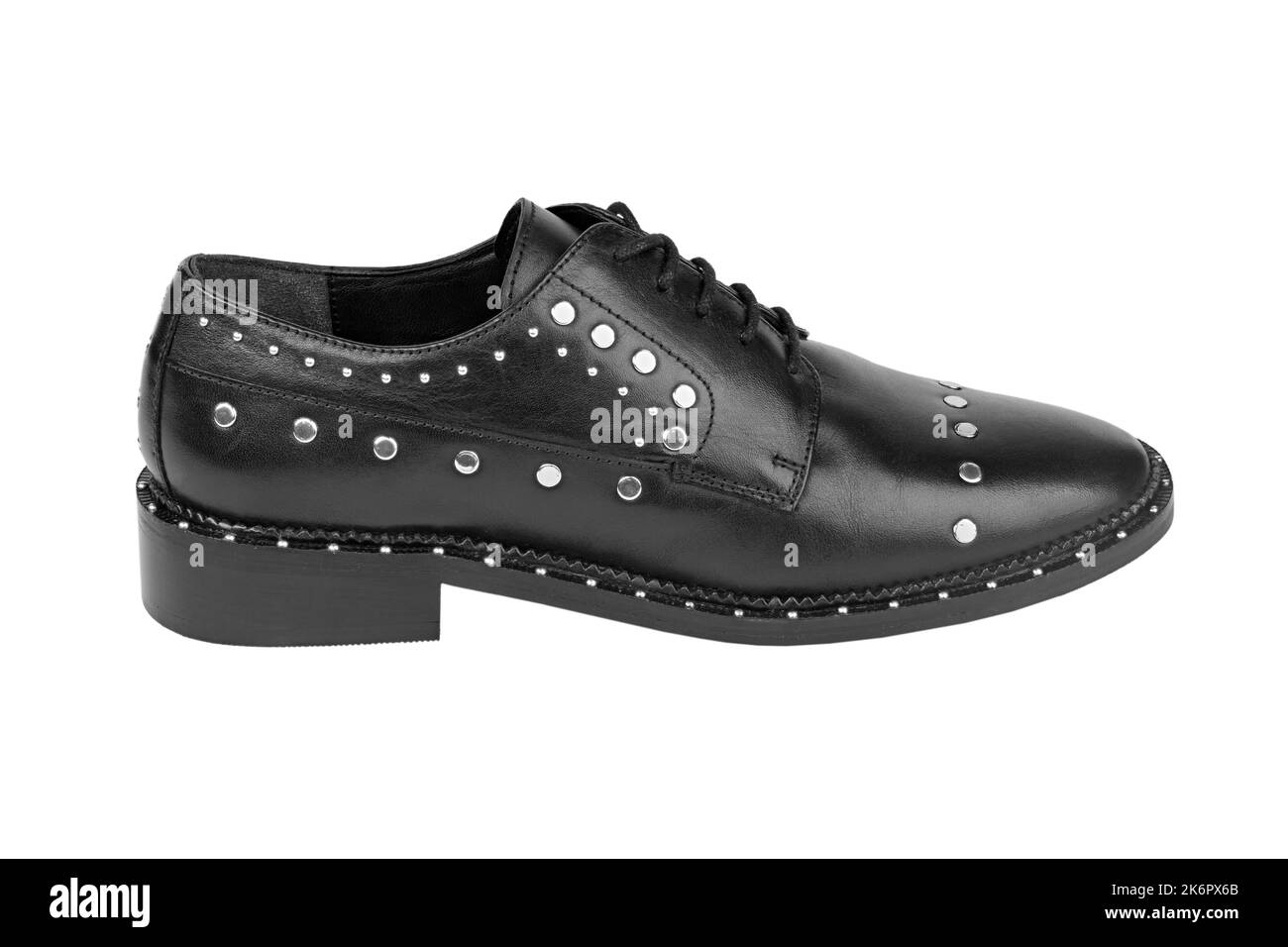 Chaussures en cuir pour femmes, coloris noir. Chaussures Oxford. Chaussures décontractées. Le fichier contient un chemin d'écrêtage. Profondeur de champ complète. Banque D'Images