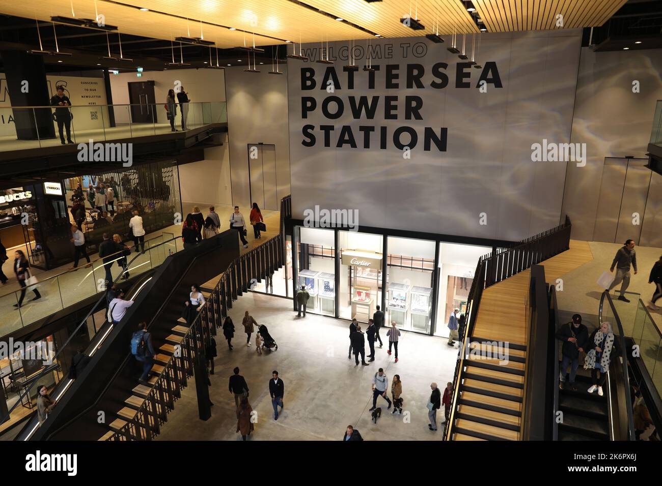 Londres, Royaume-Uni. 14th octobre 2022. 14th octobre 2022, Londres, Royaume-Uni. La promenade publique autour d'une nouvelle station électrique Battersea. L'ancienne centrale qui avait été désutilisée depuis 40 ans a été rédéveloppée en un espace de shopping, de logement et d'événements crédit: Isles Images/Alay Live News Banque D'Images