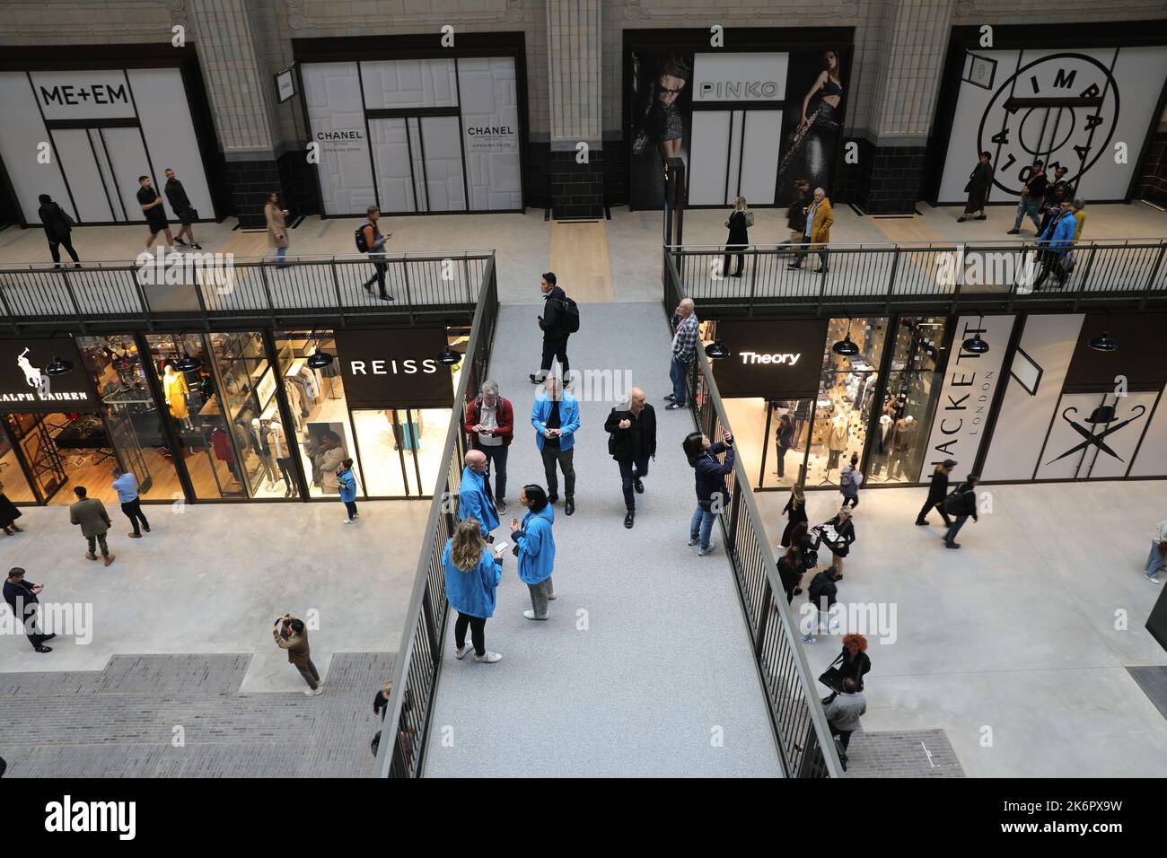 Londres, Royaume-Uni. 14th octobre 2022. 14th octobre 2022, Londres, Royaume-Uni. La promenade publique autour d'une turbine Hall A récemment ouverte pendant la réouverture de la centrale électrique de Battersea. L'ancienne centrale qui avait été désutilisée depuis 40 ans a été rédéveloppée en un espace de shopping, de logement et d'événements crédit: Isles Images/Alay Live News Banque D'Images